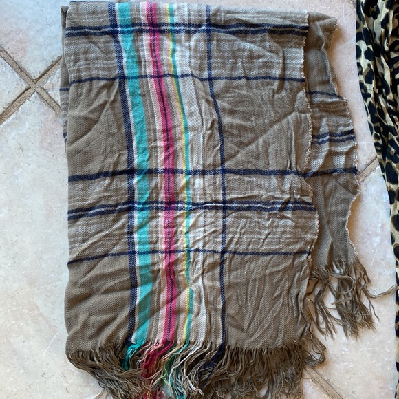 (2) pc 🧣 scarf bundle - Picture 3 of 3